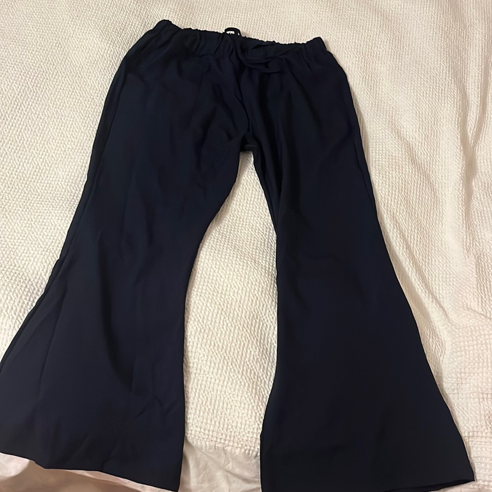 Dark blue light drawstring pants.